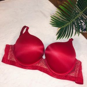 Victoria’s Secret bombshell push-up bra